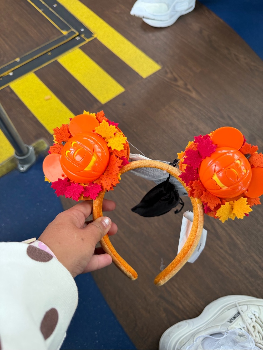 Disney parks light up Halloween wreath ears 2026 new - Picture 2 of 3